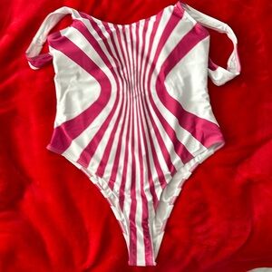 NWT WOMENS ONE PIECE SEXY FLATTERING BATHING SUIT.